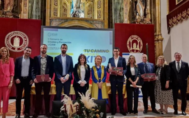 The UCAM President (centre), the UCAM Rector and Vice-Rector of Quality and Academic Planning (right), the SEF Director General (left) and the award winners.