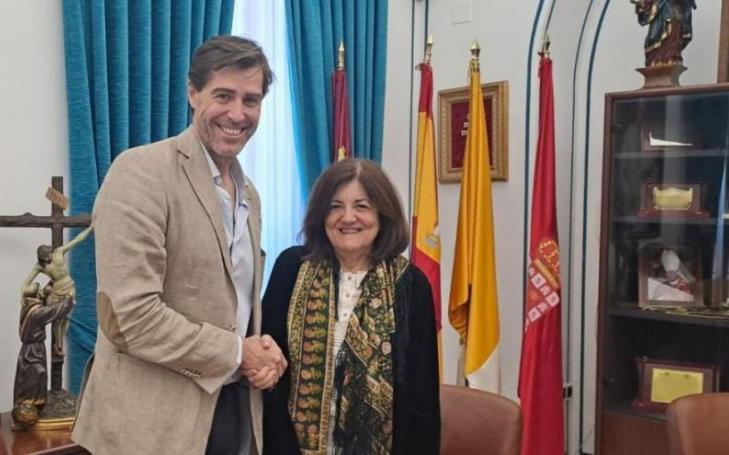 The presidents of both entities, María Dolores García Mascarell and Raúl Chapado, signed the agreement at the Los Jerónimos Campus.