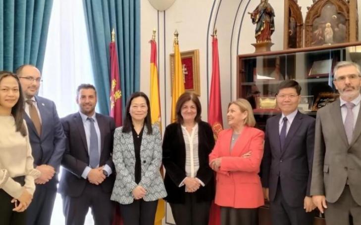 María Dolores García, president of UCAM, and Ambassador Vivia Chun-fei Chang, together with other members of both institutions at the Murcia Campus