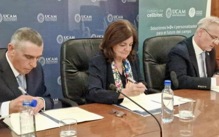 Adolfo García, presidente de Fundación Ingenio, María Dolores García Mascarell, presidenta de la UCAM, y Francisco José Bermúdez, fundador de Beyond Seeds, firmando la constitución de AINNOA.