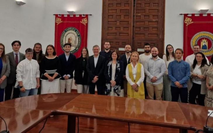 Family photo before the start of the community-building event in the Chapter House of the Los Jerónimos Monastery