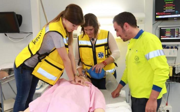 Picture of one of the practical sessions of the UCAM's Degree in Nursing.