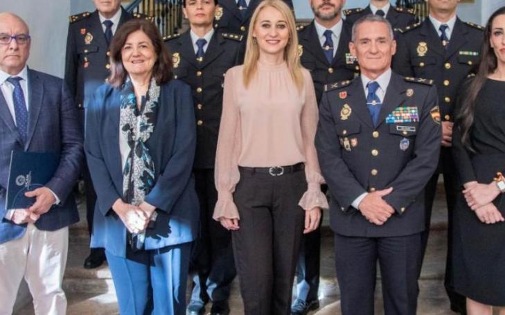 Family photo of the speakers and organisers together with María Dolores García, UCAM president, Ignacio del Olmo, senior chief of the National Police Force, and Mariola Guevara, Government delegate.