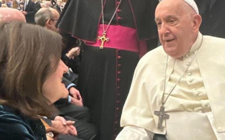 María Dolores García, UCAM president, received an affectionate greeting from the Holy Father