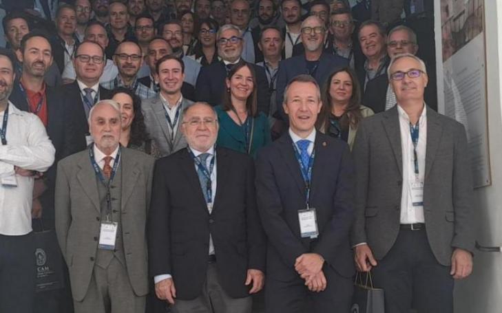 Group photograph of professors and former students of the Degree in Telecommunication Technologies Engineering