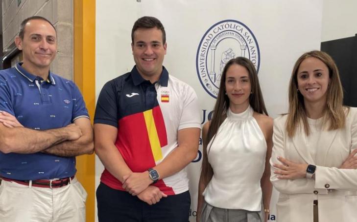 In the centre, Moisés Yuste and Lucía Aguado, together with Juan Alfonso García, Academic Director of the Cartagena Campus, and Lourdes Meroño, Dean of the Faculty of Sport Sciences