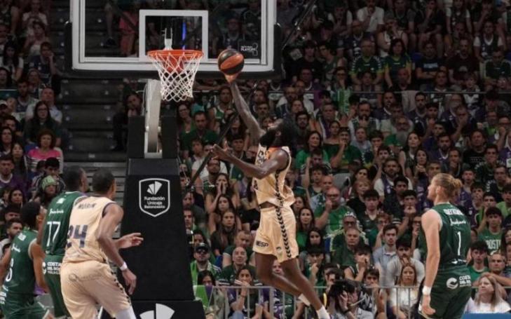 Howard Sant-Roos making a basket during the fifth game of the finals