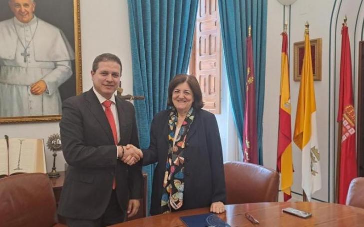 The UCAM president and the rector of the Universidad Católica de Costa Rica shake hands following the agreement