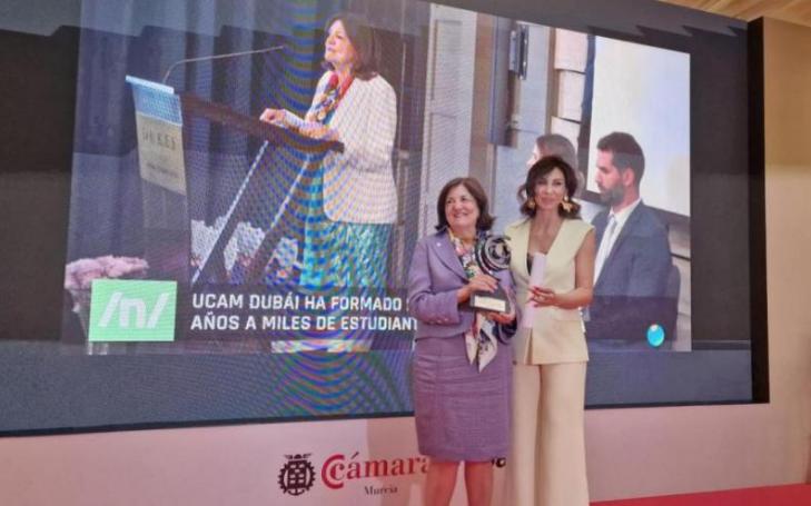 The UCAM president poses with the award given by the Murcia Chamber of Commerce