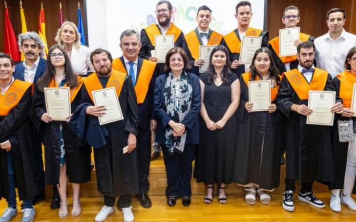 UCAMPACITAS graduates with María Dolores García, UCAM President, Regional Minister Juan María Vázquez, Marta Rodríguez, Director of the programme, and lecturers from the degree programme.