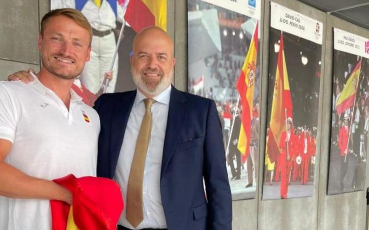 Marcus Cooper Walz, UCAM athlete, with the UCAM Sports Director, Pablo Rosique, following his official appointment as flag bearer for Spain.