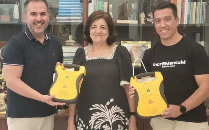 María Dolores García, UCAM president, together with the nurse Manuel Pardo, vice-dean of the University, and Francisco Ángel Guirao Salinas, Medical Director of Emergency Global System, the company that donated two defibrillators for the expedition.