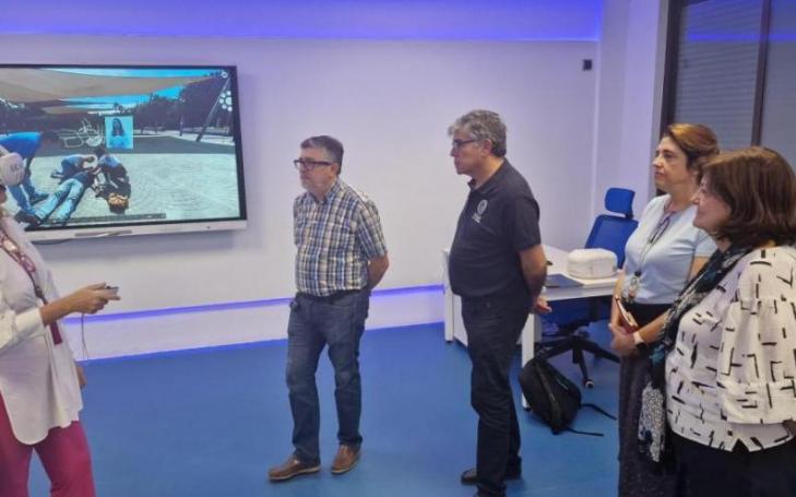 Carola Giménez-Esparza, Semicyuc president, performs a simulation of cardiorespiratory arrest with the Virtual Reality glasses, in the UCAM XR Room, accompanied by María Dolores García, UCAM president