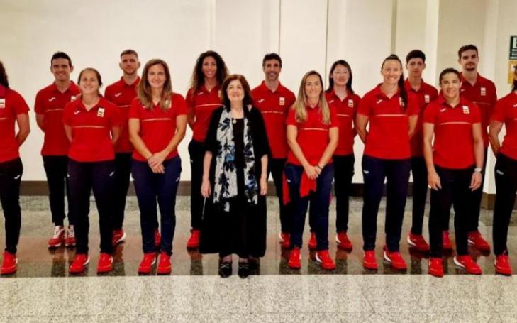 María Dolores García, UCAM president, with the University&#039;s athletes who have left for Paris today