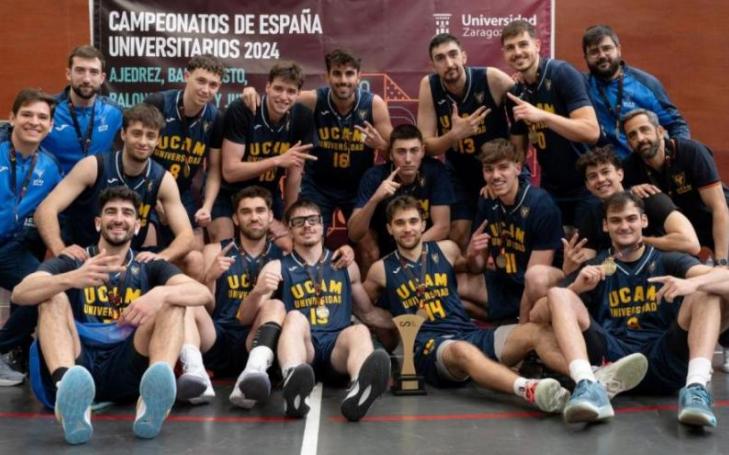 UCAM basketball team holding their trophy
