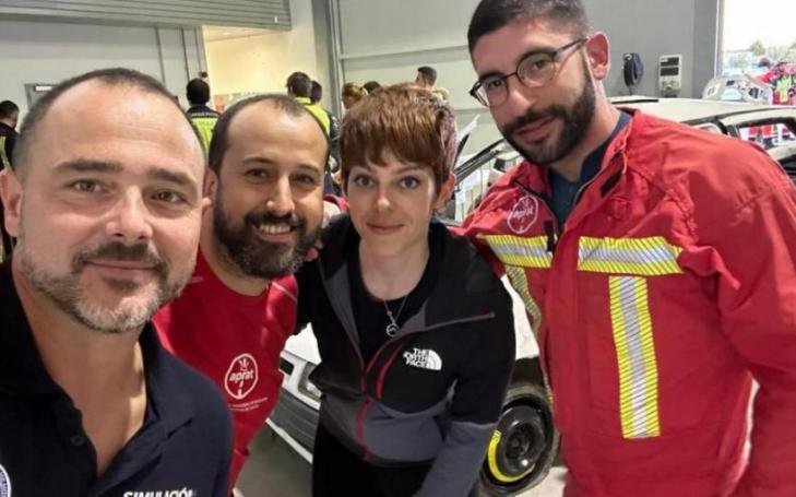 The researcher Ana Nicolás, together with Sergio Nieto (UCAM researcher), Manuel Pons (UCAM doctoral student), and a study volunteer during an experimental phase prior to the project.
