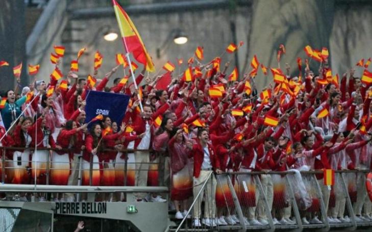 Marcus Cooper and Támara Echegoyen carry the Spanish flag with the national team during the Opening Ceremony of the Olympic Games (Photo: COE - Spanish Olympic Committee)
