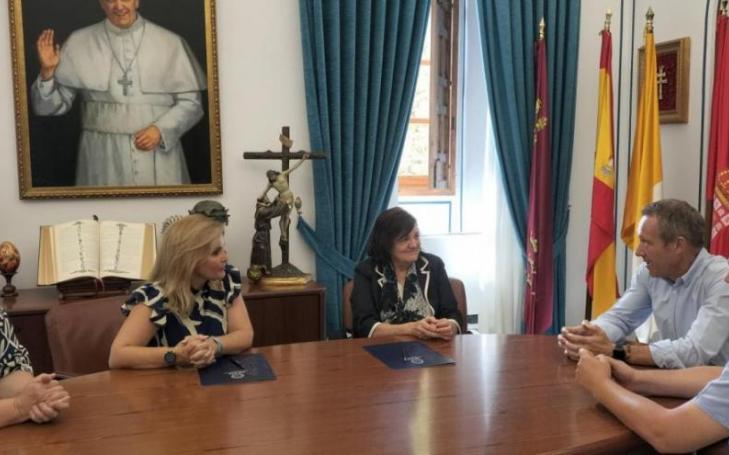 María Dolores García, UCAM President, and Helena Flores, co-founder of Talento STEM together with María José Candel, were at the signing of the agreement.