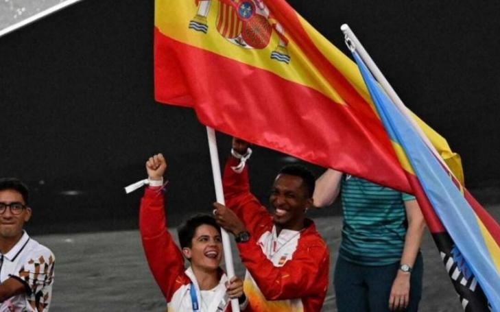 María Pérez, together with her teammate, Jordan Díaz, at the closing ceremony of Paris 2024 (Photo: Spanish Olympic Committee.