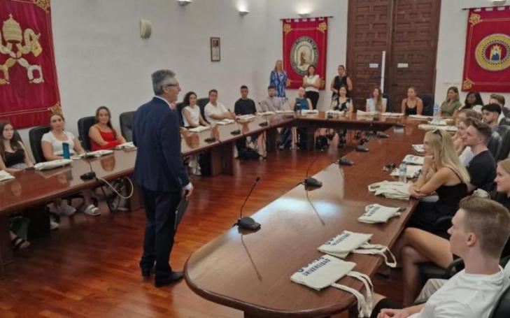 Pablo Blesa, Vice-Rector for International Relations and Communication, welcomes a group of German FOM students.