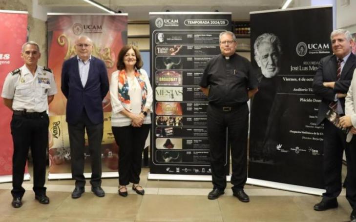 Family photo at the end of the presentation of the new season of the UCAM Symphony Orchestra.