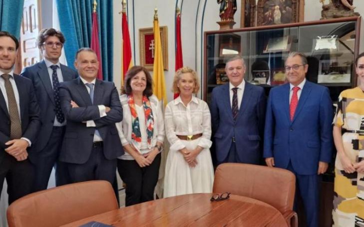 Group photo following the signing of the agreement between UCAM and the City Council of Murcia.