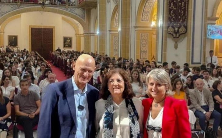 Juan Carlos Izpisúa with María Dolores García, UCAM President, and Estrella Núñez, UCAM Vice-Rector for Research, in front of the more than 600 health students who came to listen to the Spanish researcher.