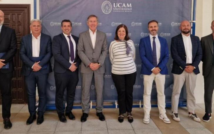 Group photo following the signing of the agreement between UCAM and the FFRM.