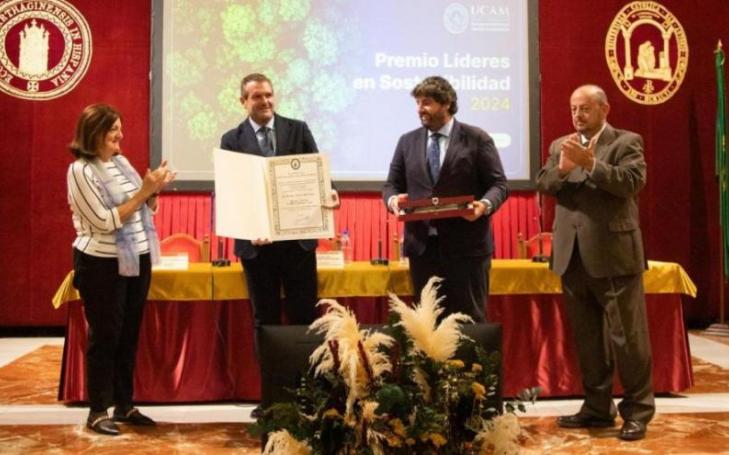 Enrique Ayuso, president of the HEFAME Group, collected his award in the temple of the Monastery of Los Jerónimos