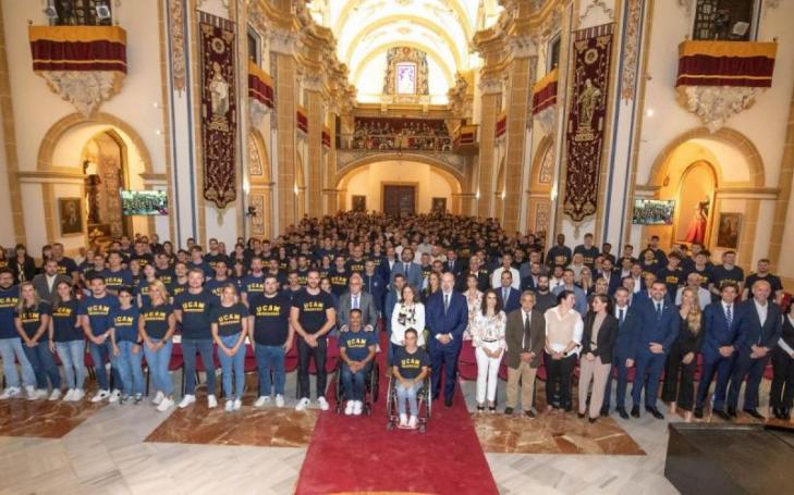 Group photo of the UCAM Sports Gala 2024