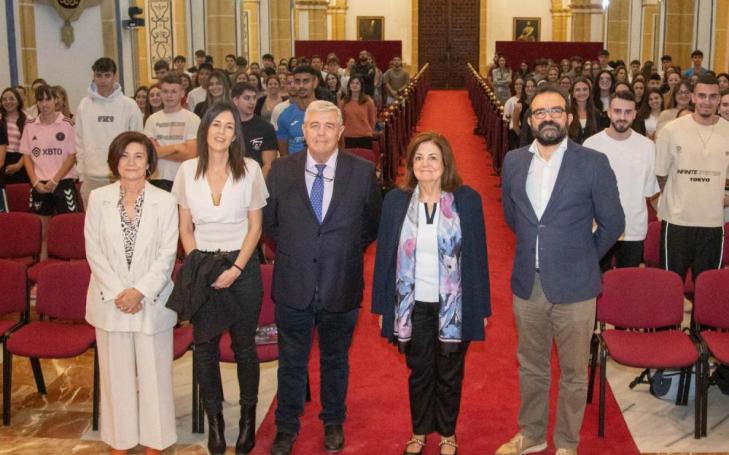 Group photo of the organisers and students participating in the &#039;Preven-t&#039; event held at the Los Jerónimos Campus