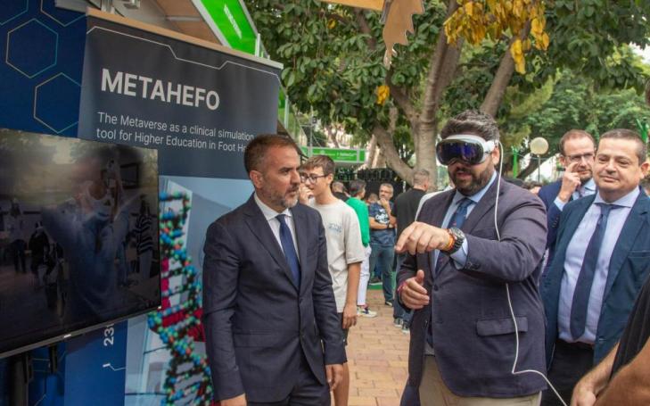Fernando López Miras, president of the CARM (Autonomous Community of Murcia), wearing the Apple Vision Pro glasses, getting to know the METAHEFO project in which UCAM participates, and which develops a metaverse applied to health sciences