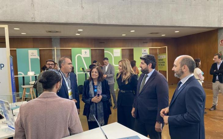 María Dolores García, María Isabel López, Fernando López Miras and Joaquín Gómez visited some of the stands of the one hundred startups attending, some of which are also backed by UCAM HiTech