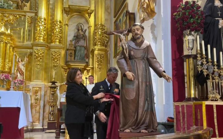 María Dolores García, UCAM President, together with Alejandro Cuerda, Chief Admiral of the Cartagena Arsenal, during the unveiling of the image of St. Francis of Assisi.