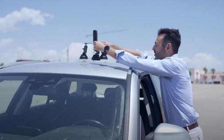 Juan Miguel Navarro, Principal Investigator of the GRITA group, placing a 360º camera in the vehicle.