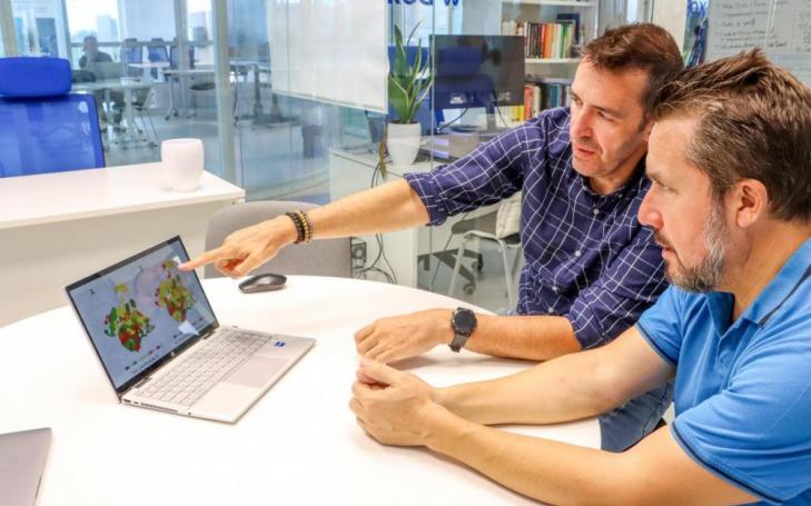 UCAM researchers, Horacio Pérez and Juan José Hernández, at the UCAM HiTech facilities