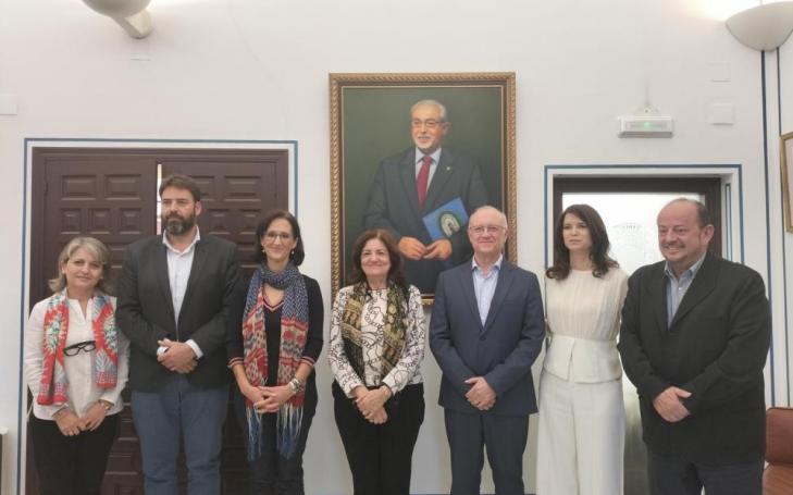 Group photo following the agreement renewal between UCAM and Aguas de Murcia.