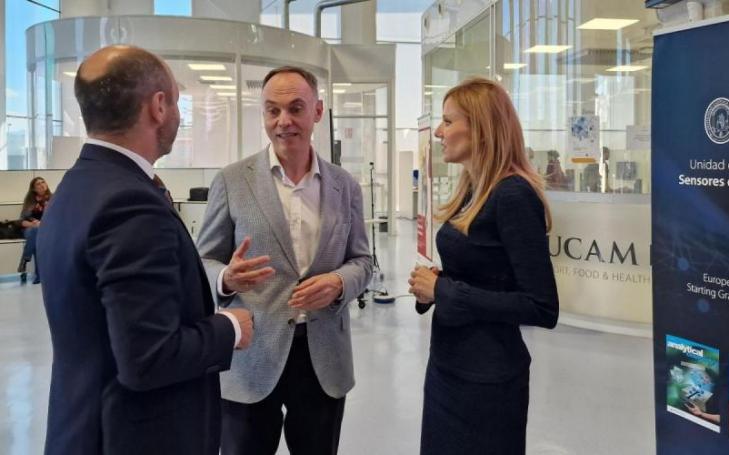 Joaquín Gómez, Carlos Caballero and Marisa López at the UCAM HiTech facilities