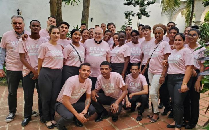 The group of Cuban volunteers from &#039;La Moneda Solidaria&#039; with Antonio Alcaraz, UCAM vice-rector of University Outreach, and its dean of Economics and Business, Gonzalo Wandosell.