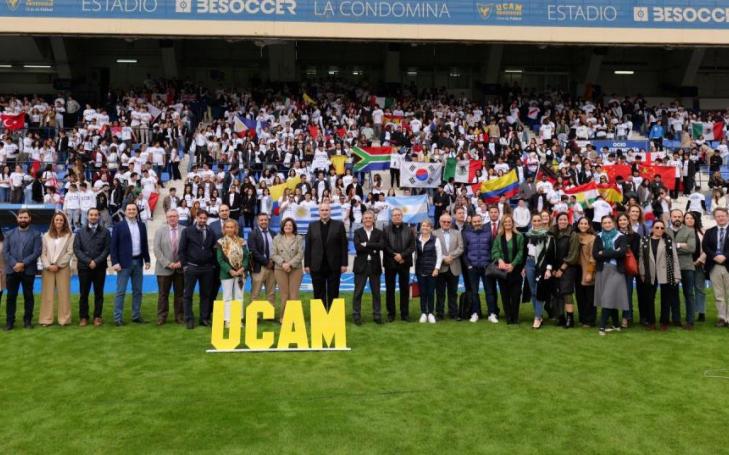 Group photo at the end of the event held at the BeSoccer La Condomina Stadium.