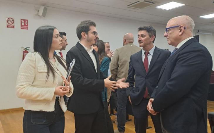María Lorente, Vice-Dean of the Professional Association of Criminology of the Region of Murcia, and its Dean, David Caballo, talking with César Augusto Giner, Academic Secretary of Criminology at UCAM, and the Vice-Dean, José María Caballero.