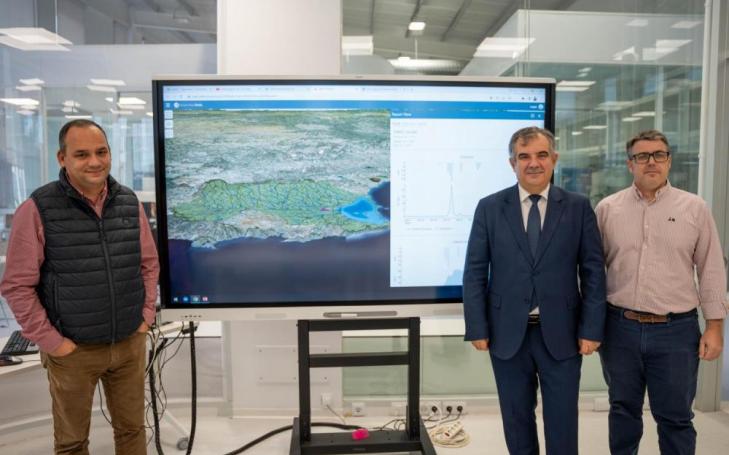 Javier Senent presented the results to Juan M. Vázquez, Regional Minister for the Environment, Universities, Research and Mar Menor, and Antonio Caballero, Director General for Universities and Research.