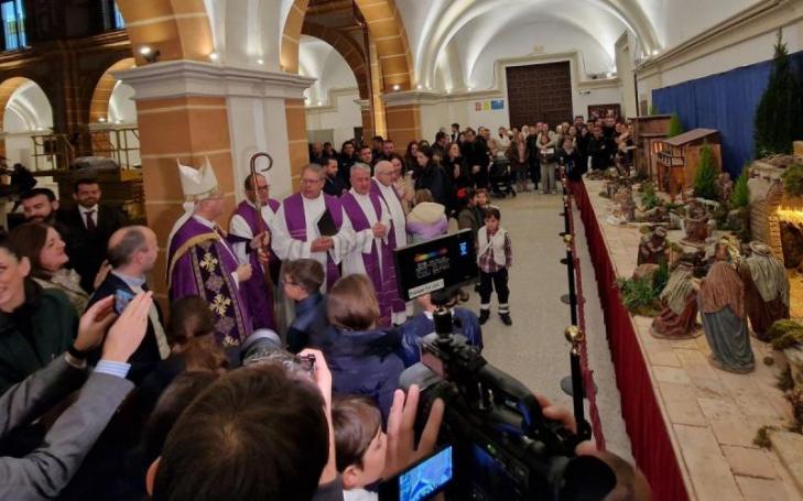 Bishop José Manuel Lorca blessing the UCAM Nativity Scene, located in the cloister of Los Jerónimos.