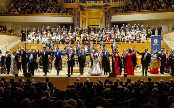 The performers greeting the audience at the end of the XXIV Gran Gala Solidaria de Zarzuela de Año Nuevo