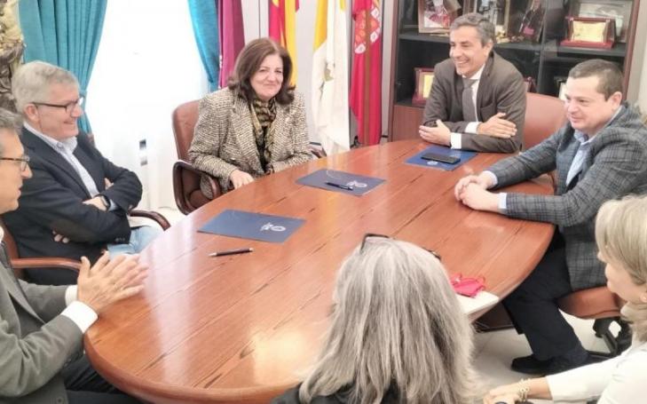 The presidents of both institutions, María Dolores García Mascarell and Jaime Yartu San Millán, at the UCAM campus in Murcia, together with other members of these institutions.