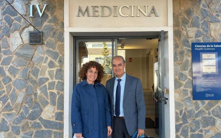 UCAM researchers María del Mar Martínez and Fernando Vidal Vanaclocha at the UCAM Cartagena Campus