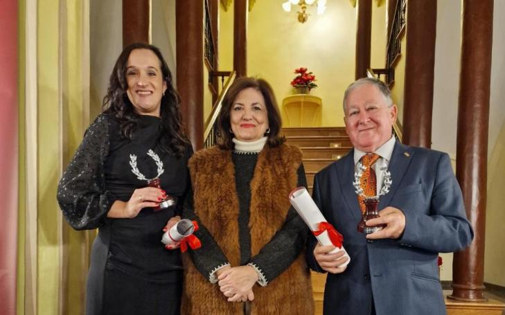 The UCAM President together with the award winners María Cuartero and José Antonio Carrillo.