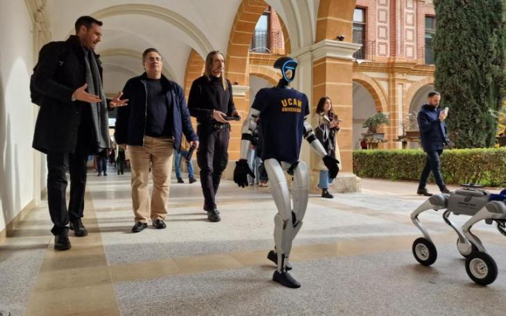 Synergy Tech robots during their visit to Los Jerónimos Campus.