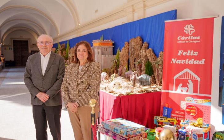 UCAM President and Caritas Diocese of Cartagena Director next to the Nativity Scene located at the University.
