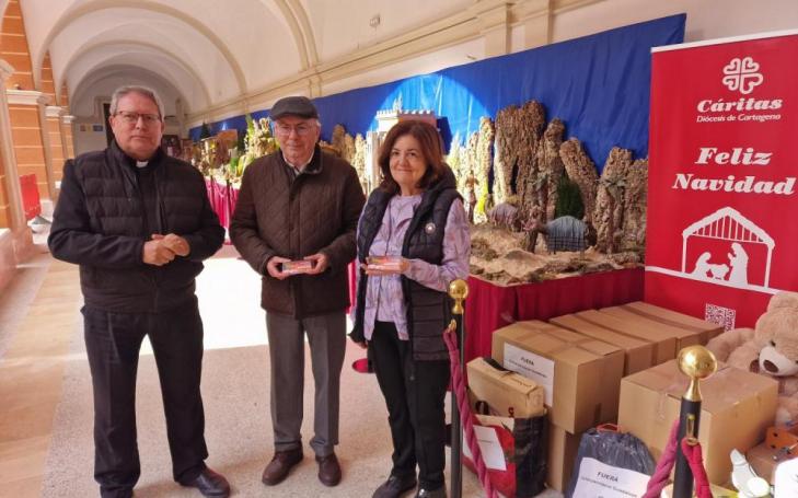 Luis Emilio Pascual, Coordinator of the UCAM Symphony Orchestra; José Antonio Planes, Director of Cáritas, and María Dolores García, UCAM President, during the presentation of the proceeds from the concert.
